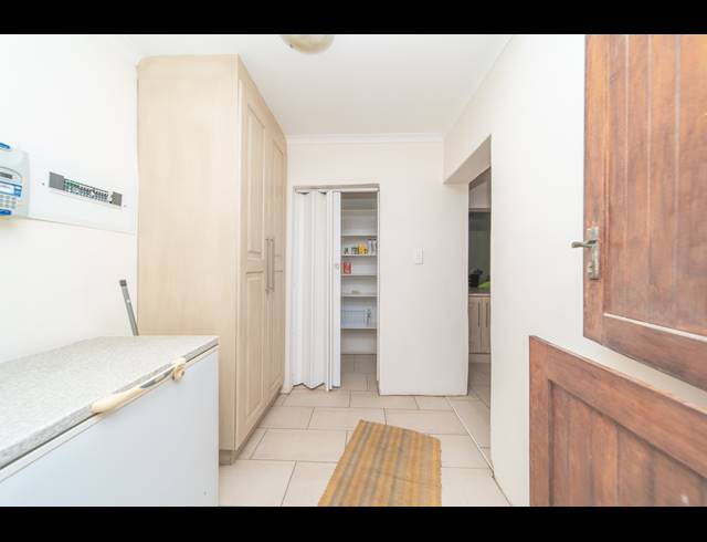 5 BEDROOM FREEHOLD FOR SALE IN COVE ROCK